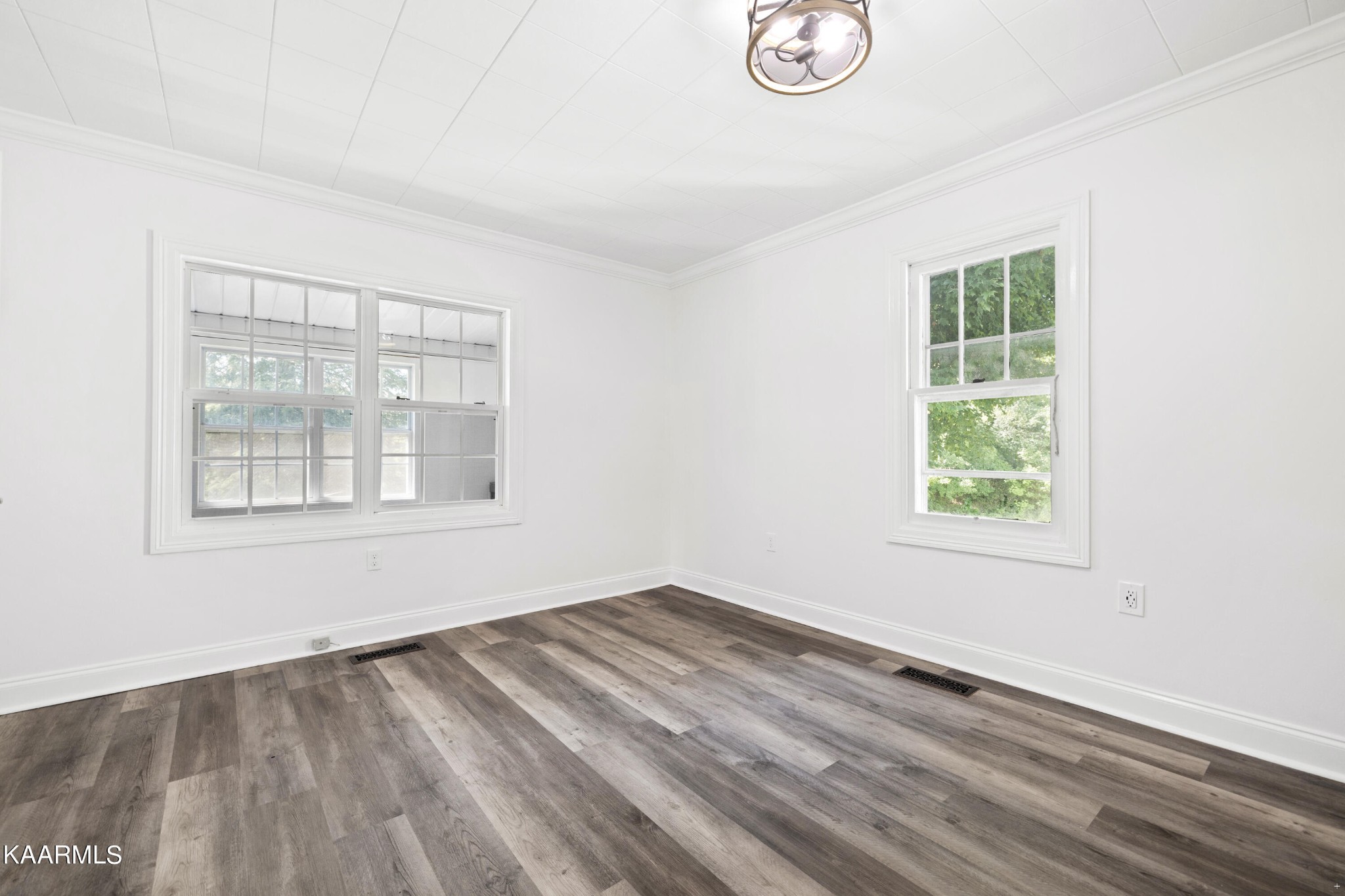 3044 Sims Road Sevierville, TN 37876 - Photo 15 of 34 an empty room with a window