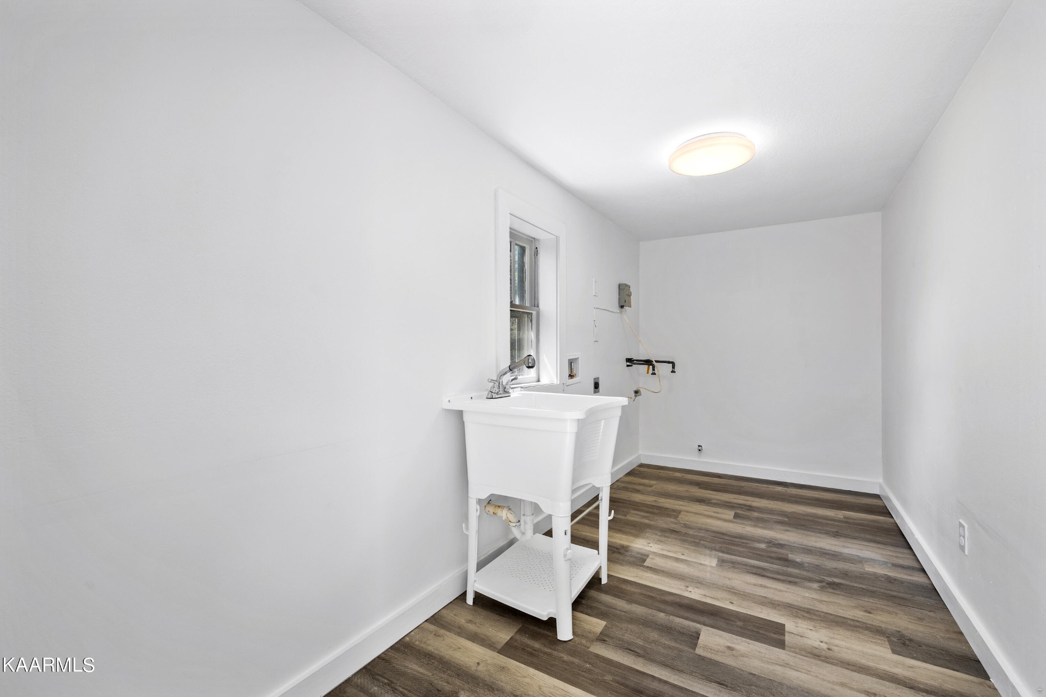 3044 Sims Road Sevierville, TN 37876 - Photo 27 of 34 a view of a room with wooden floor and white walls