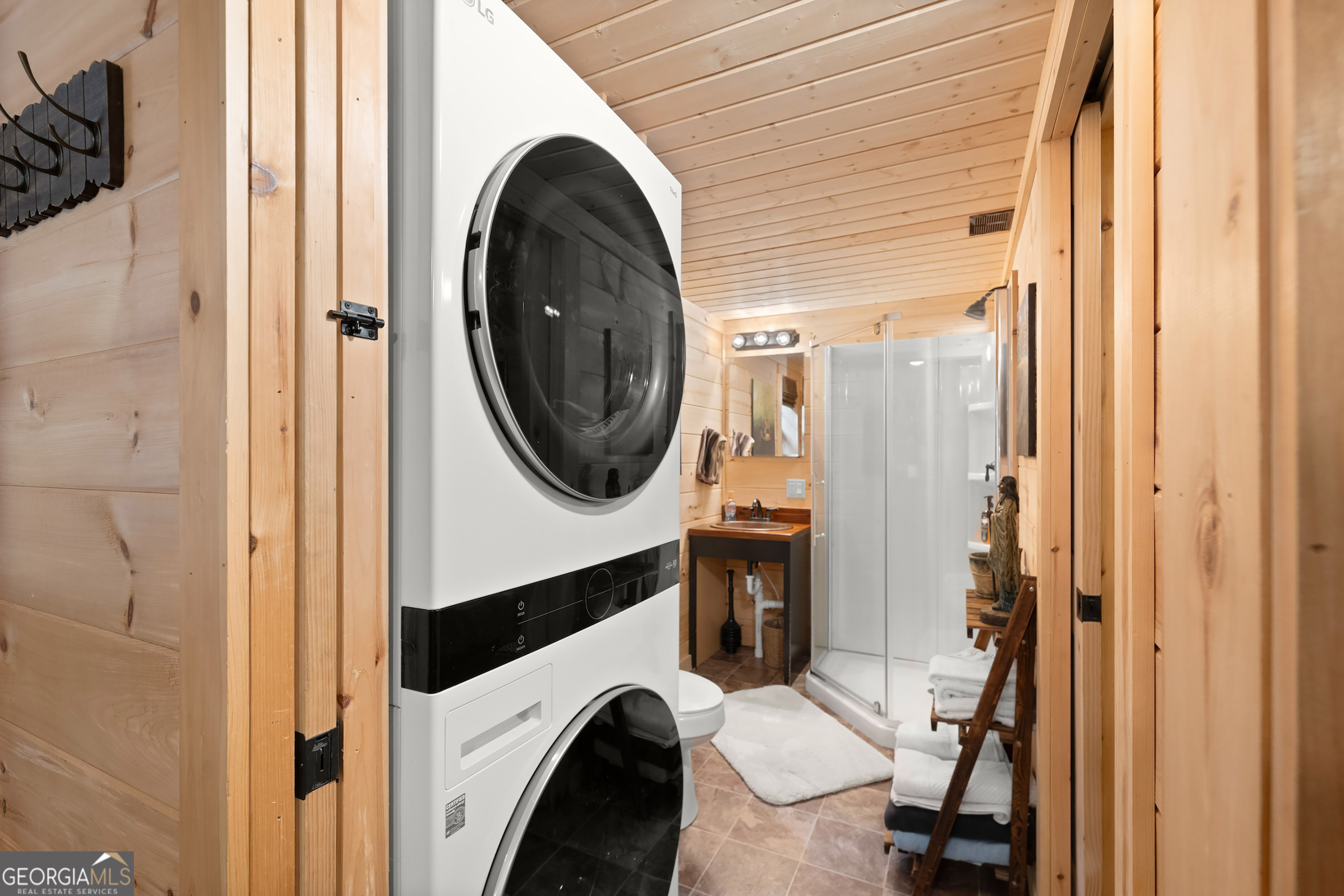3103 Highway 197 Clarkesville, GA 30523 - Photo 22 of 30 a view of a bedroom with washer and dryer