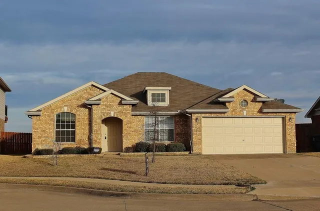 $2,225 | 6333 Pool View Drive, Dallas, TX 75249