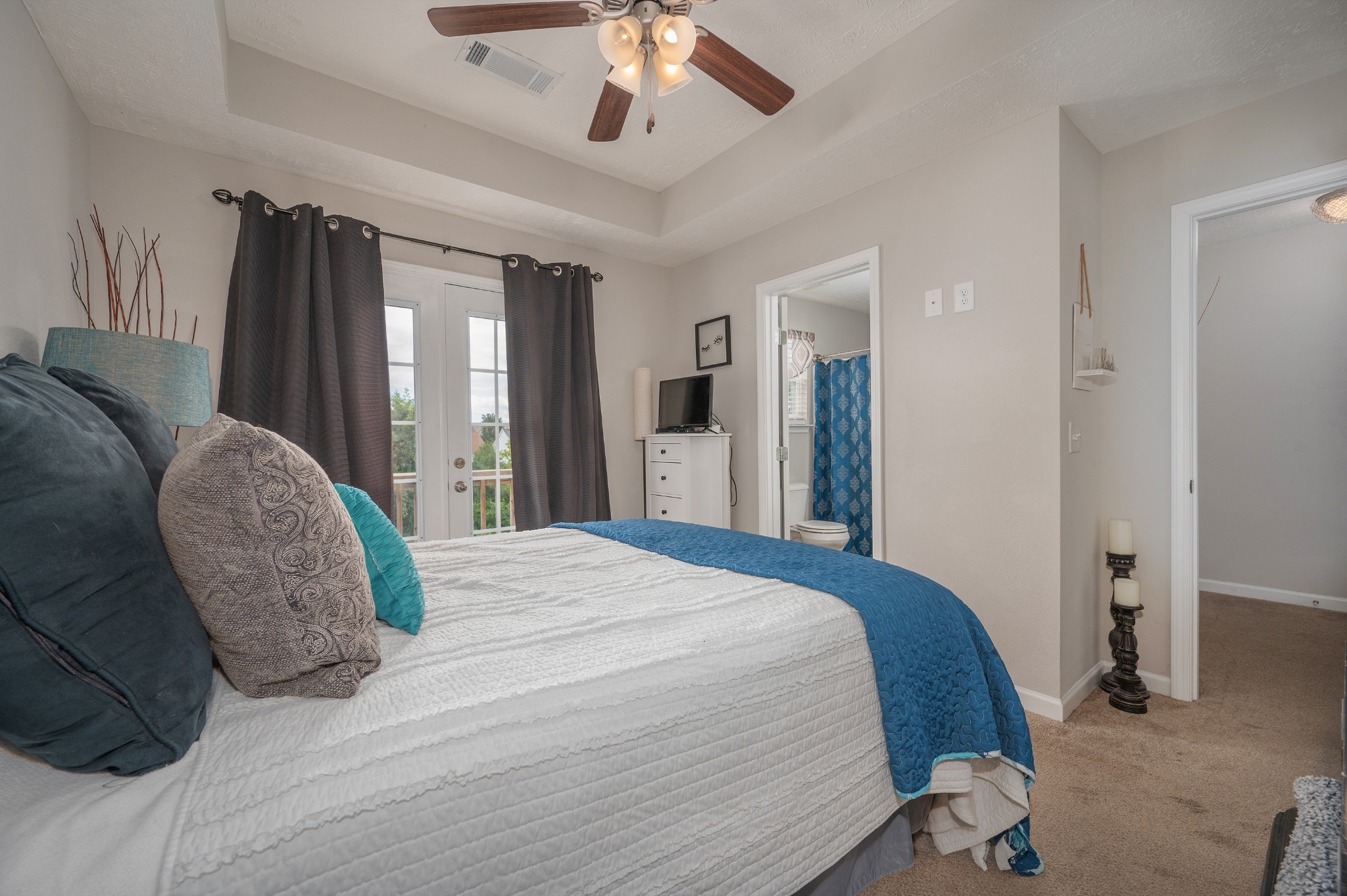 118 Ramsden Avenue La Vergne, TN 37086 - Photo 20 of 33 a bedroom with a large bed and a chandelier