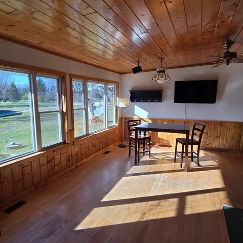 $500,000 | 2611 S Road, Burlington, WI 53105