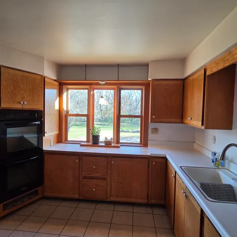 $500,000 | 2611 S Road, Burlington, WI 53105