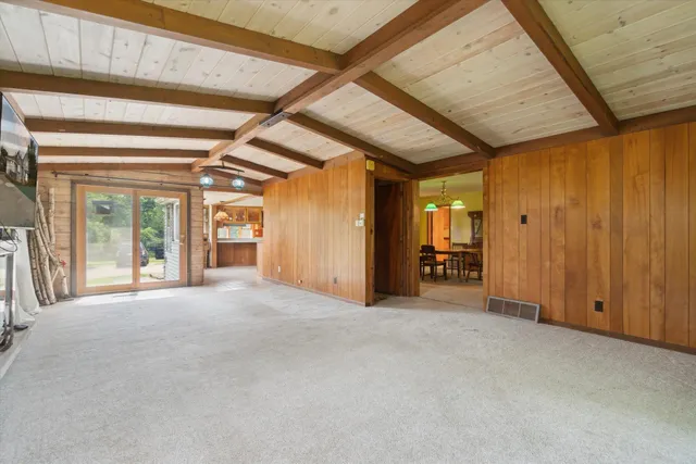 $500,000 | 2611 S Road, Burlington, WI 53105