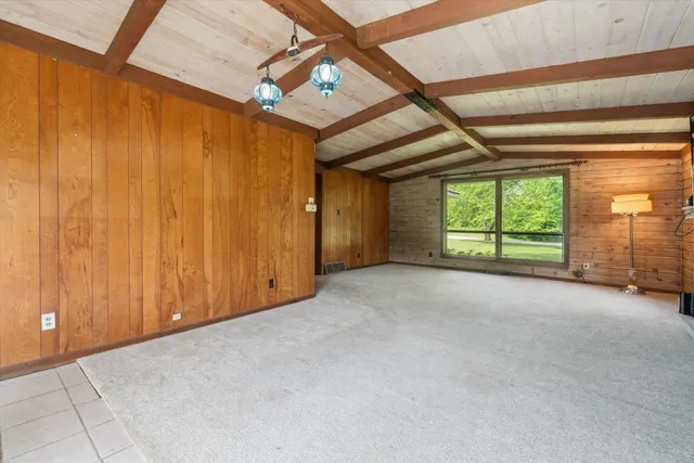 $500,000 | 2611 S Road, Burlington, WI 53105