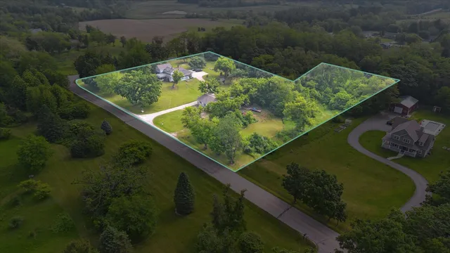 $500,000 | 2611 S Road, Burlington, WI 53105