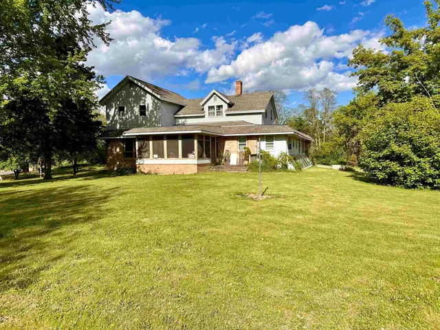 $500,000 | 2611 S Road, Burlington, WI 53105