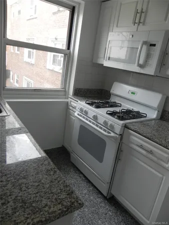 $2,200 | 11 Schenck Avenue, Unit 2D, Great Neck, NY 11021