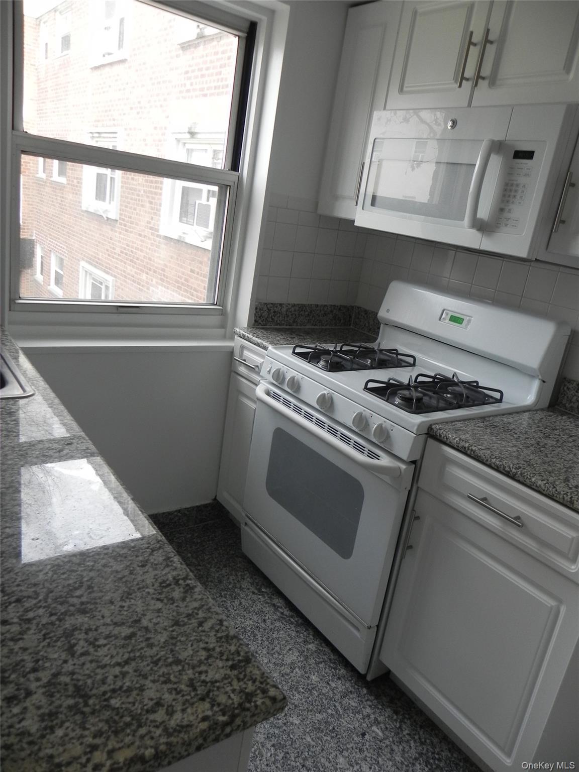 11 Schenck Avenue, Unit 2D Great Neck, NY 11021 - Photo 5 of 12