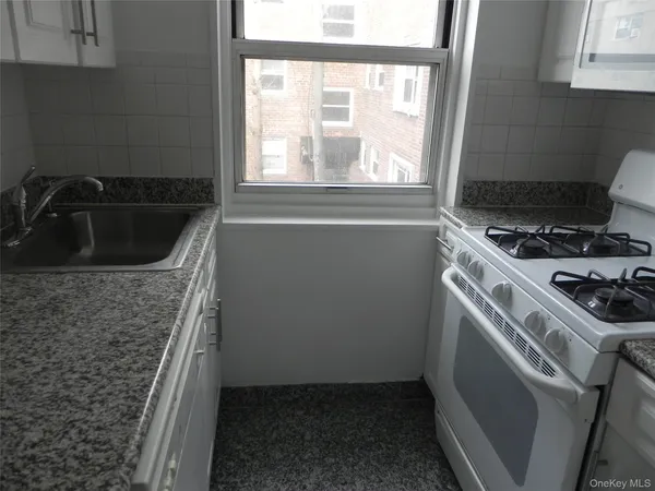 $2,200 | 11 Schenck Avenue, Unit 2D, Great Neck, NY 11021