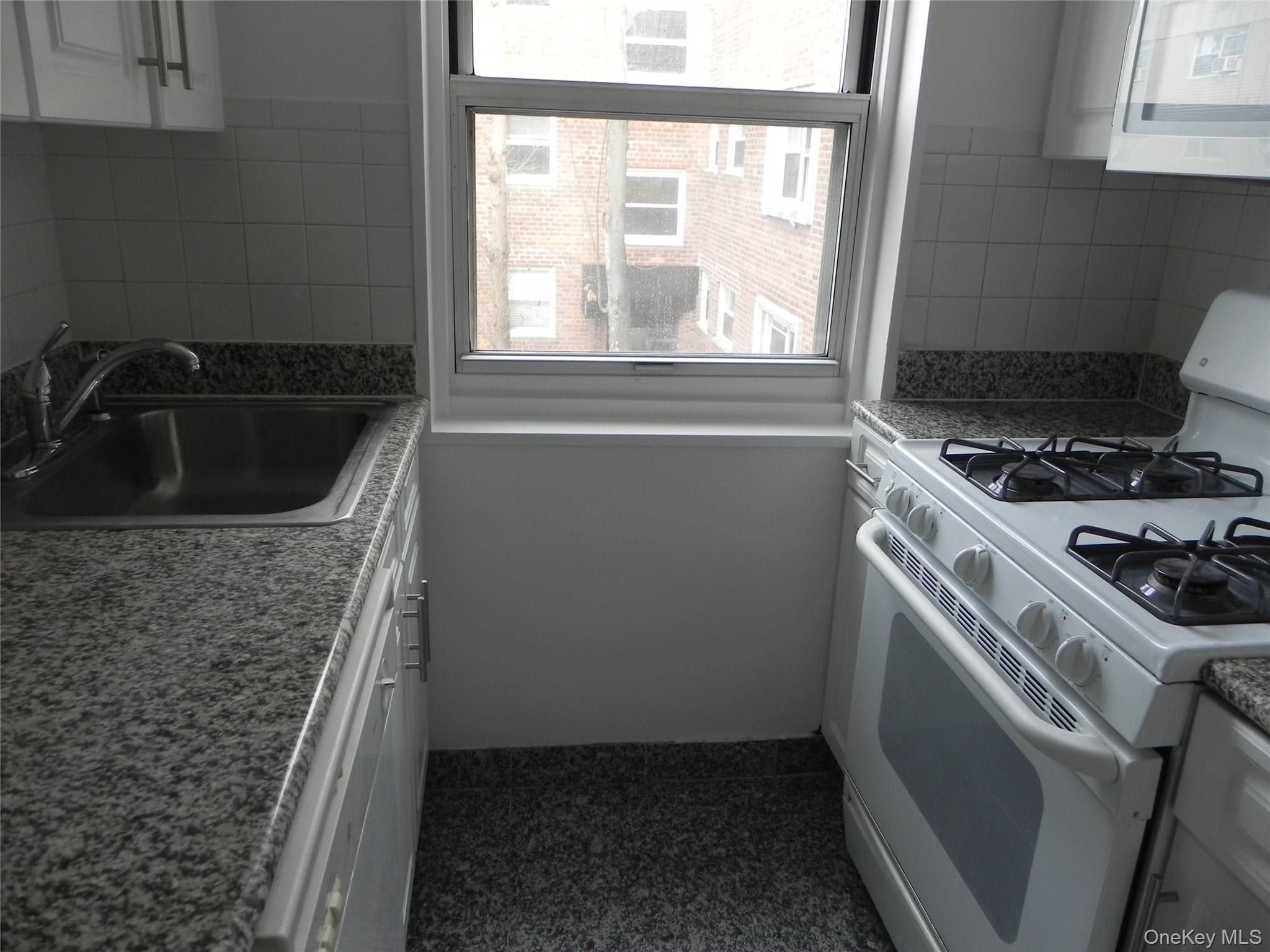 11 Schenck Avenue, Unit 2D Great Neck, NY 11021 - Photo 6 of 12
