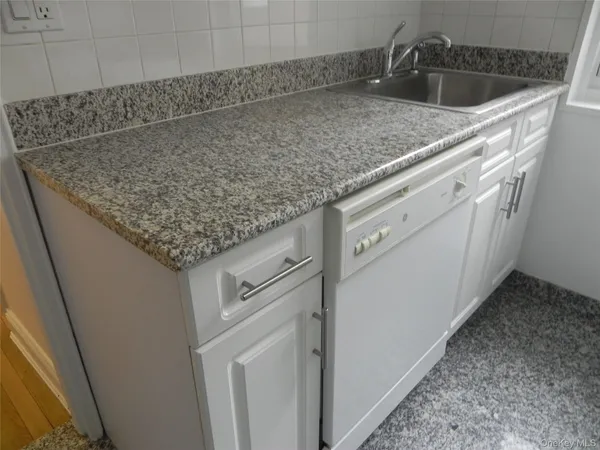 $2,200 | 11 Schenck Avenue, Unit 2D, Great Neck, NY 11021