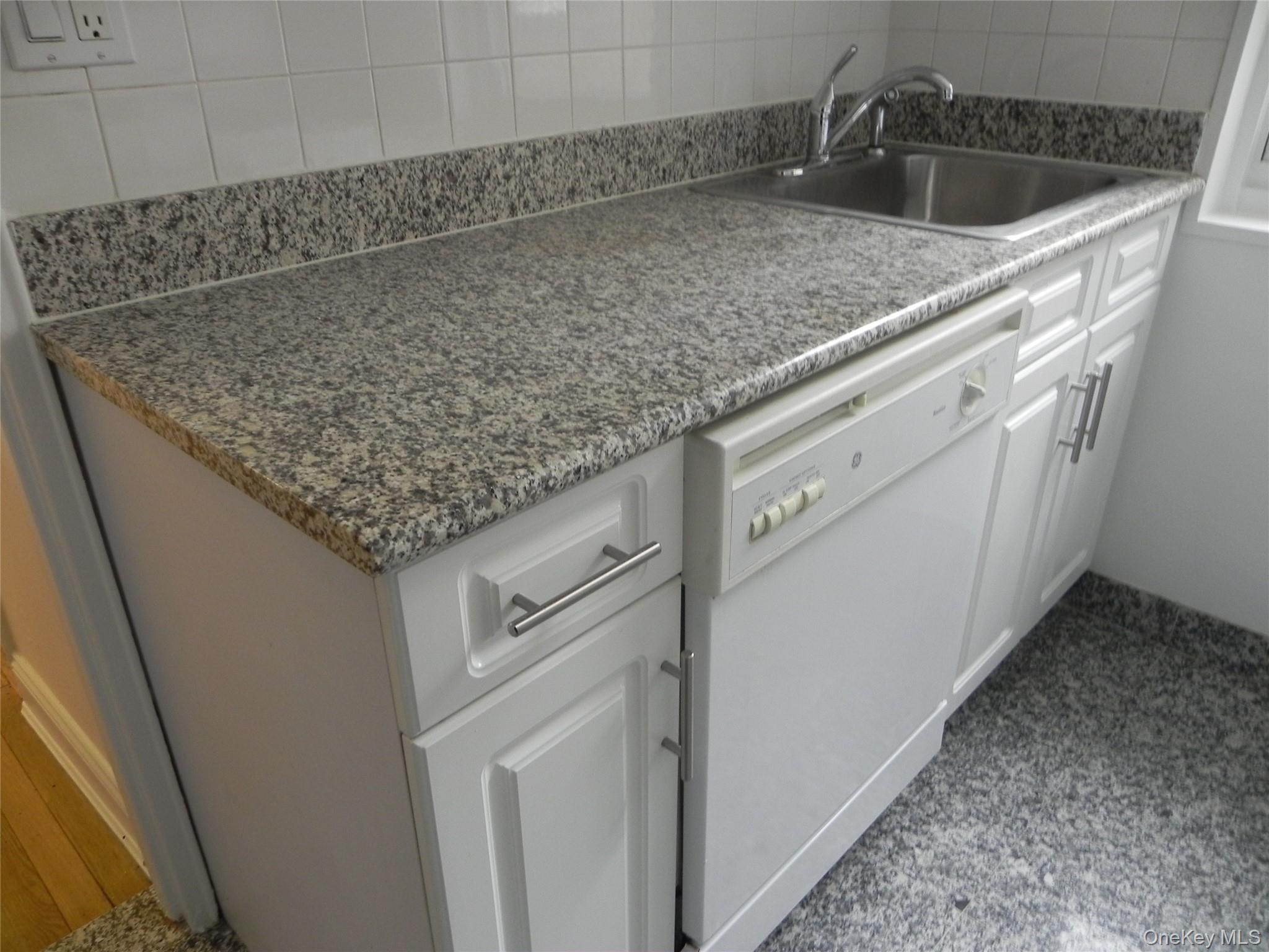 11 Schenck Avenue, Unit 2D Great Neck, NY 11021 - Photo 7 of 12