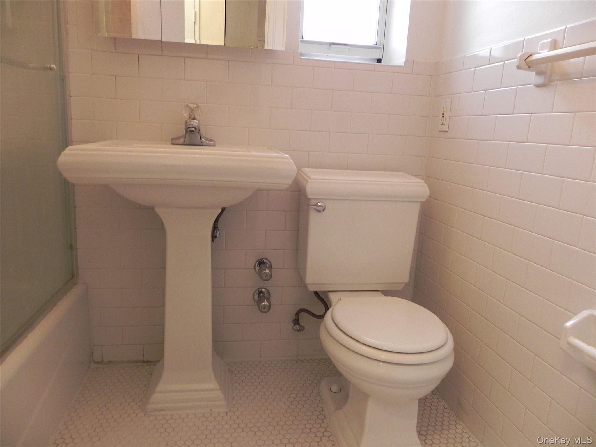 11 Schenck Avenue, Unit 2D Great Neck, NY 11021 - Photo 9 of 12