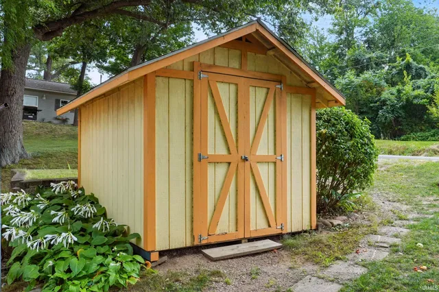 $350,000 | 715 East 680th Street South, Wolcottville, IN 46795