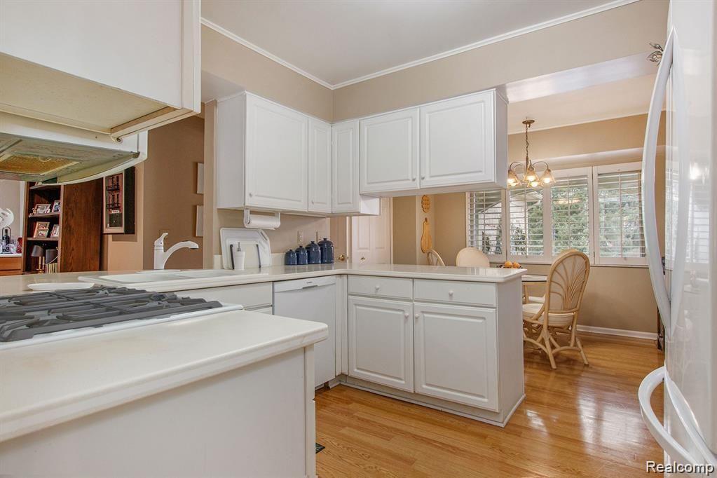 35931 Smithfield Road Farmington, MI 48335 - Photo 11 of 46 IMG_8998.jpg