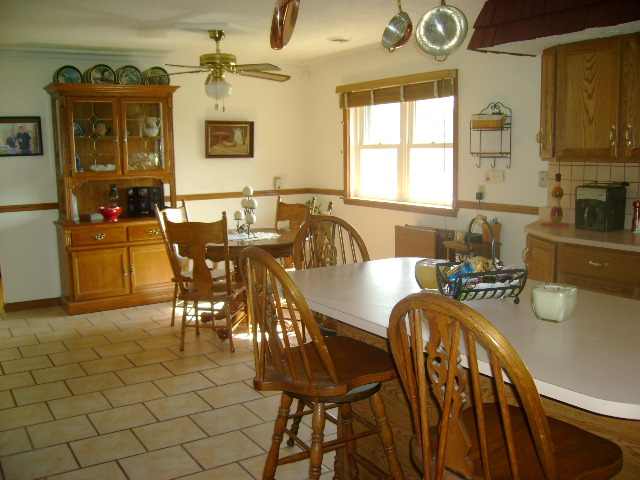 16107 Red Shale Hill Road Pekin, IL 61554 - Photo 3 of 9