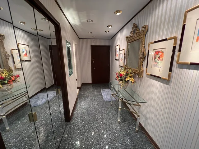 a view of entryway with furniture and toys