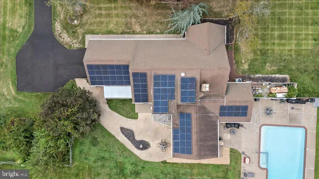 a picture of a wall with a white building