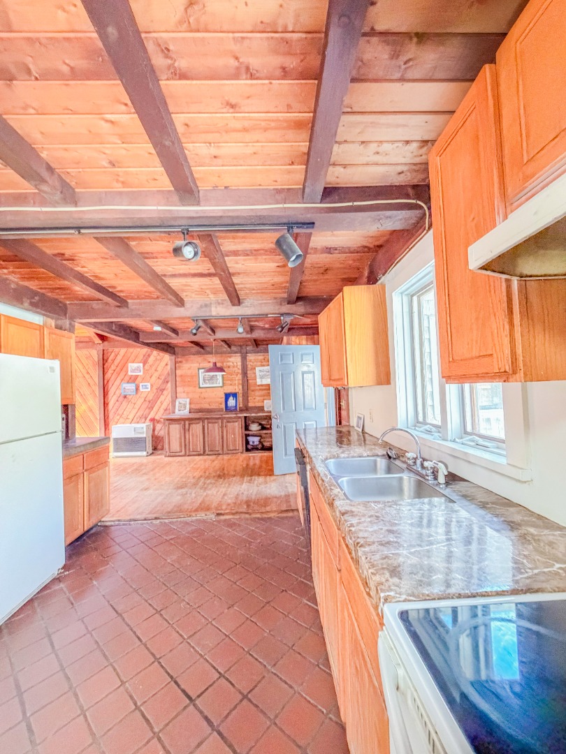 25 Vineyard Meadow Farms Road West Tisbury, MA 02568 - Photo 17 of 30 a large kitchen with granite countertop a sink and a counter top space