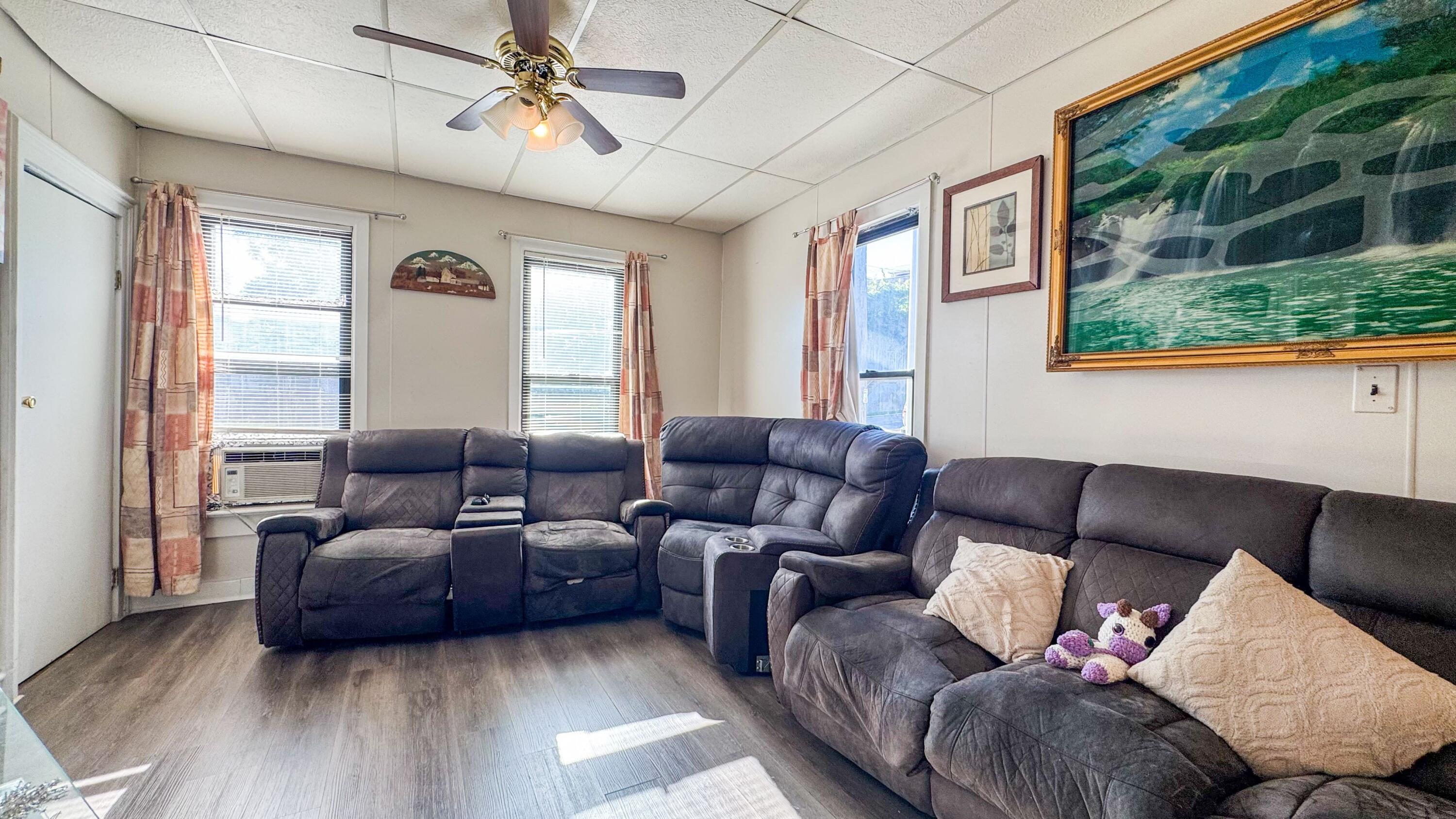 1332 South Memorial Drive Racine, WI 53403 - Photo 5 of 22 Living Room