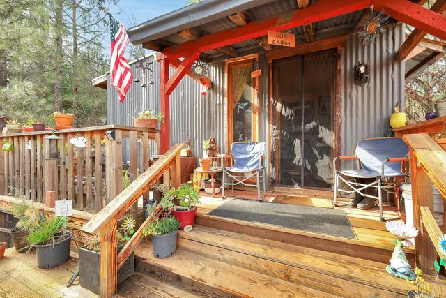 a view of a house with backyard and trees