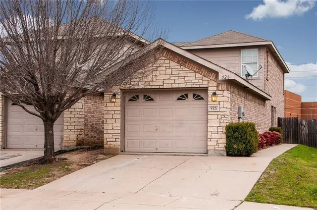 $1,695 | 926 Walnut Street, Burleson, TX 76028