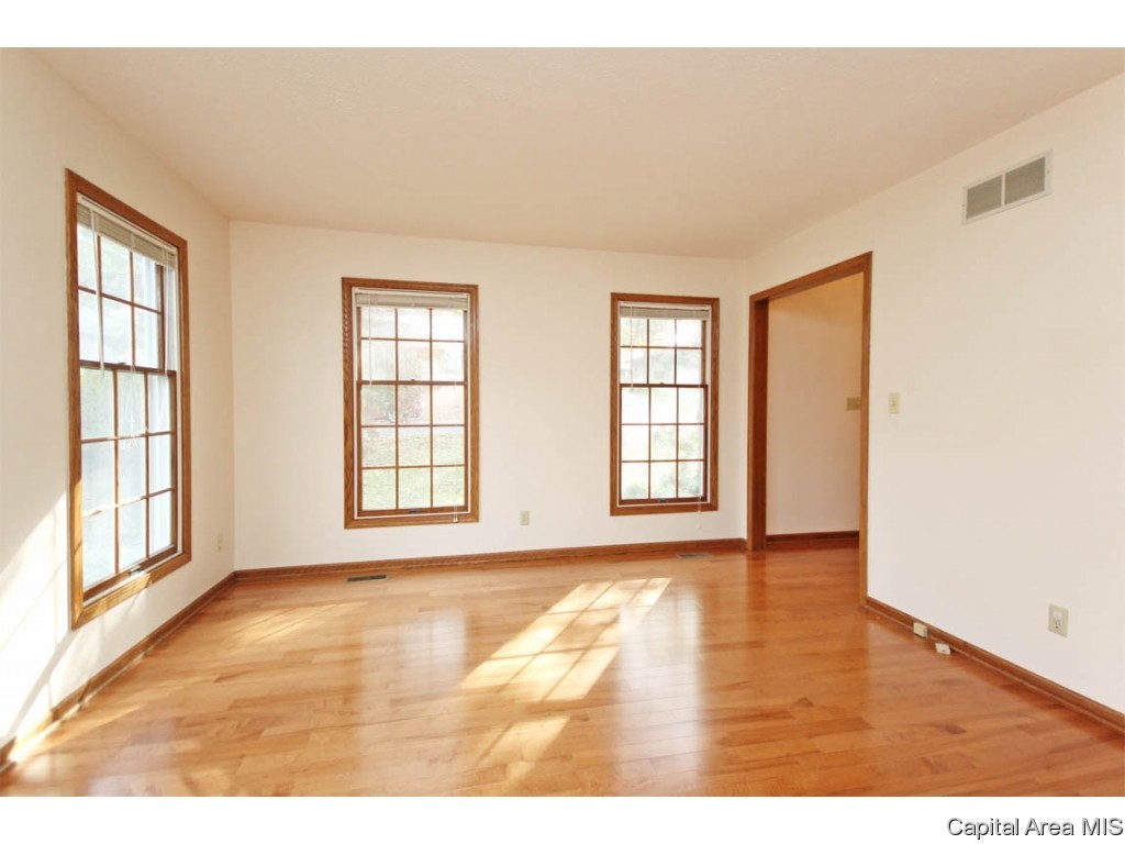 5 Williamsburg Road Sherman, IL 62684 - Photo 3 of 35 Gallery Image 3