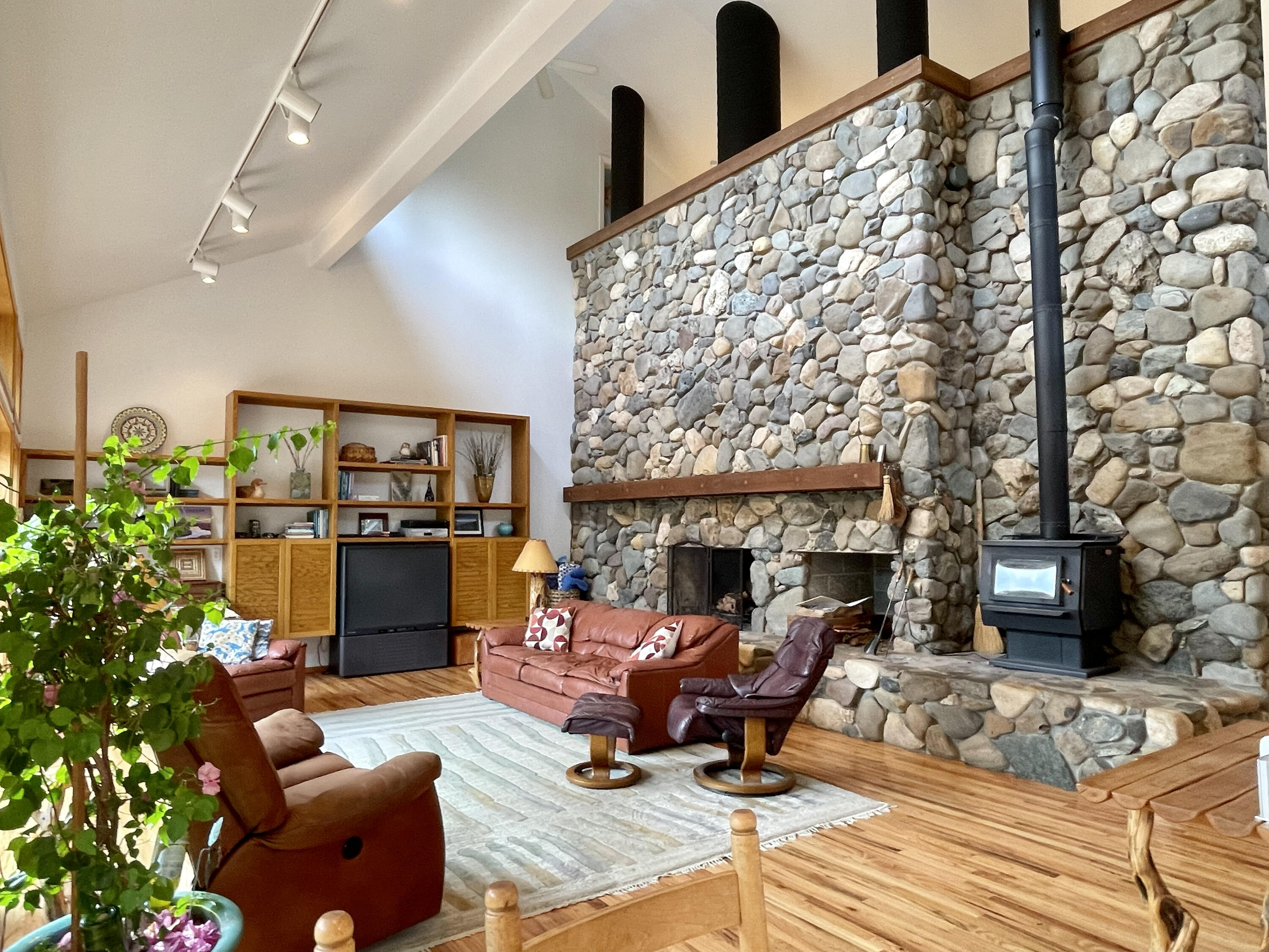 3114 Anderson Creek Road Talent, OR 97540 - Photo 2 of 69 5. Living room 1