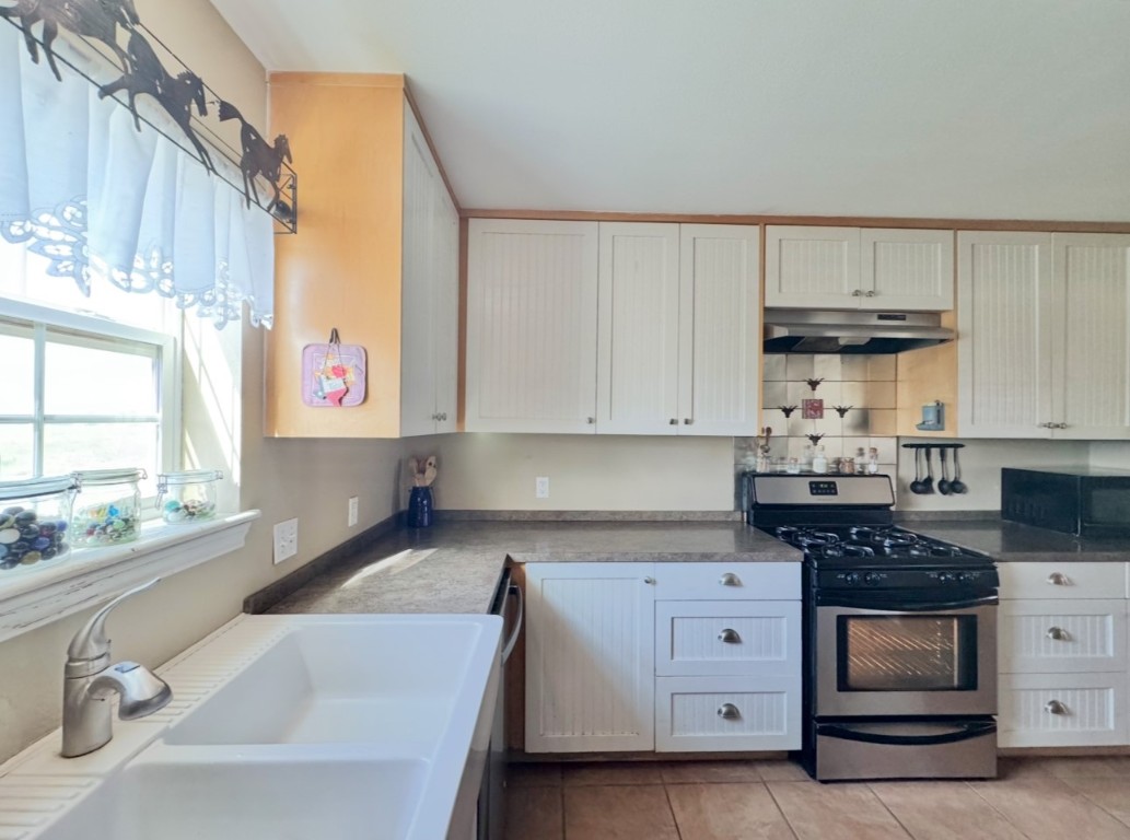 2334 County Road 464 Elgin, TX 78621 - Photo 16 of 39 a kitchen with granite countertop a sink cabinets and stainless steel appliances