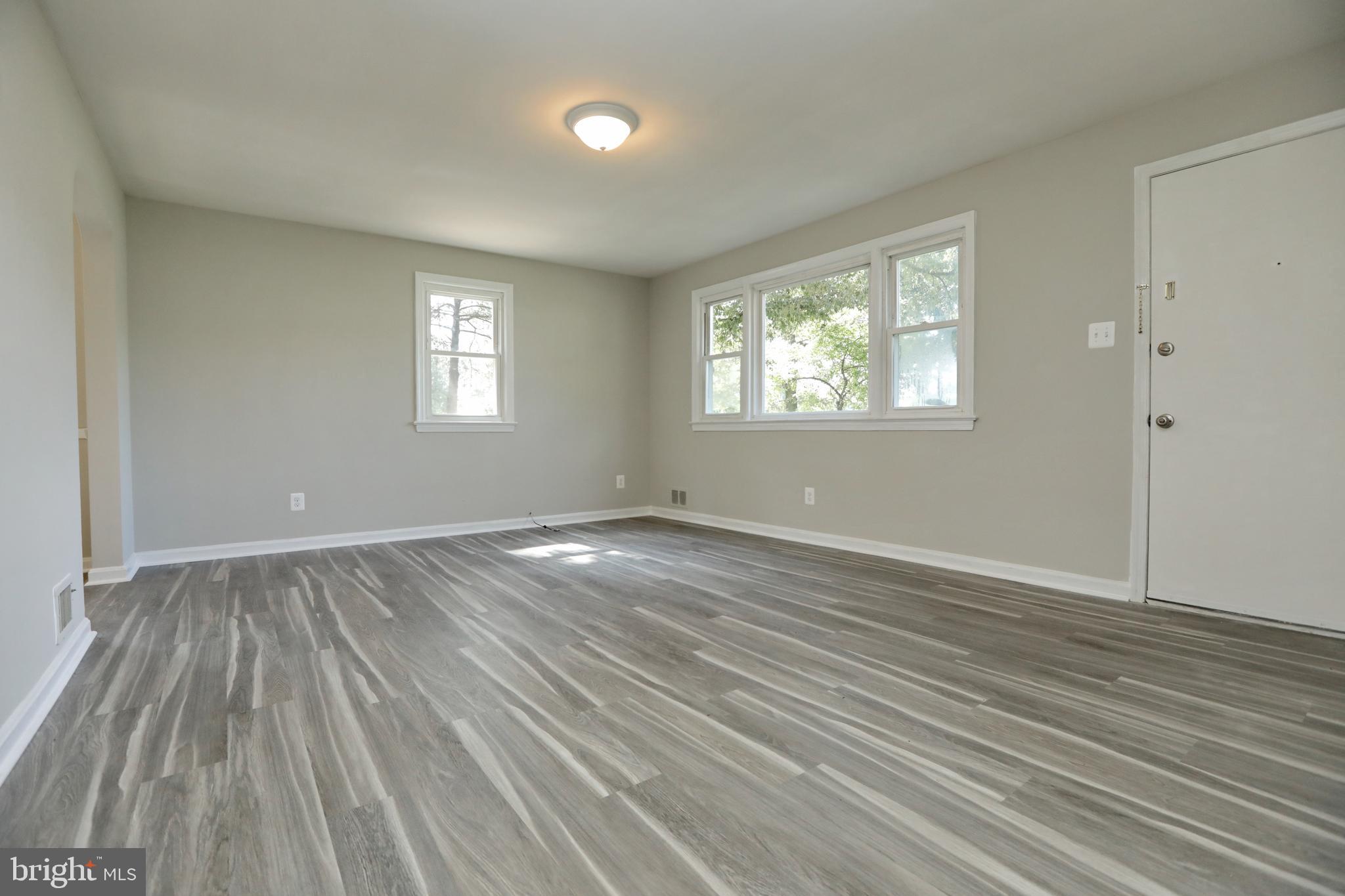 4984 Leonardtown Road Waldorf, MD 20601 - Photo 7 of 23 17' x 13' Living Room