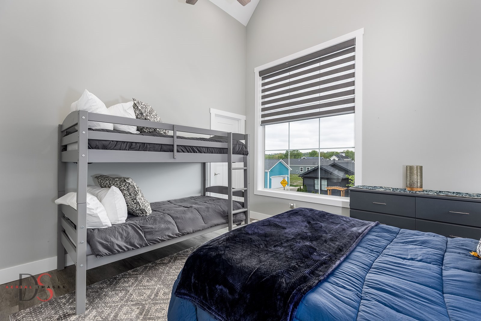 28 Waterside Way Ottawa, IL 61350 - Photo 19 of 29 a living room with furniture and a large window