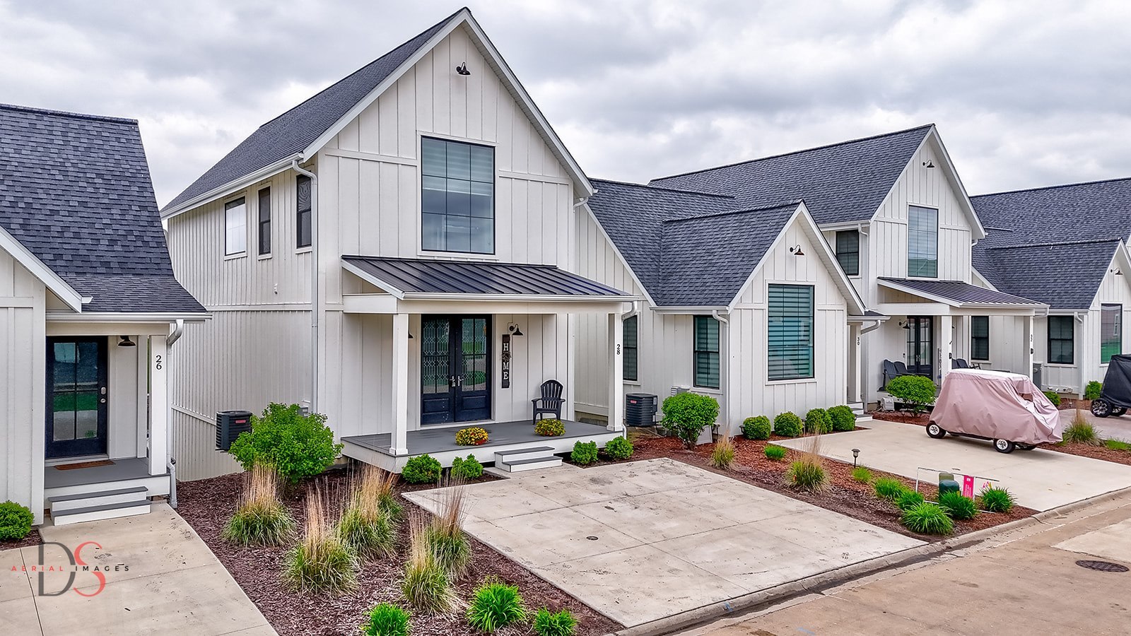 28 Waterside Way Ottawa, IL 61350 - Photo 2 of 29 a front view of a house with garden