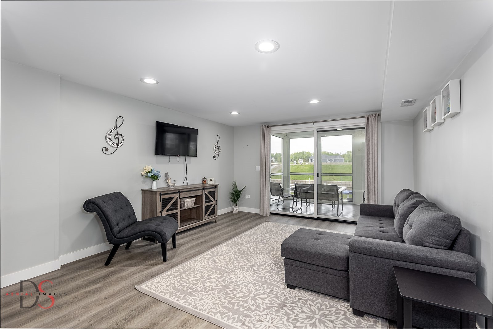 28 Waterside Way Ottawa, IL 61350 - Photo 24 of 29 a living room with furniture and a flat screen tv