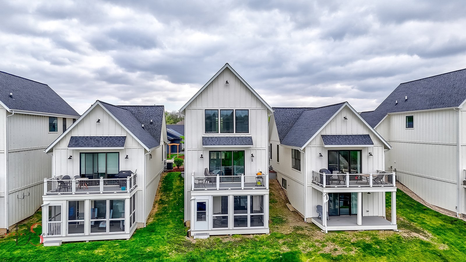 28 Waterside Way Ottawa, IL 61350 - Photo 4 of 29 a view of residential houses with yard and entertaining space