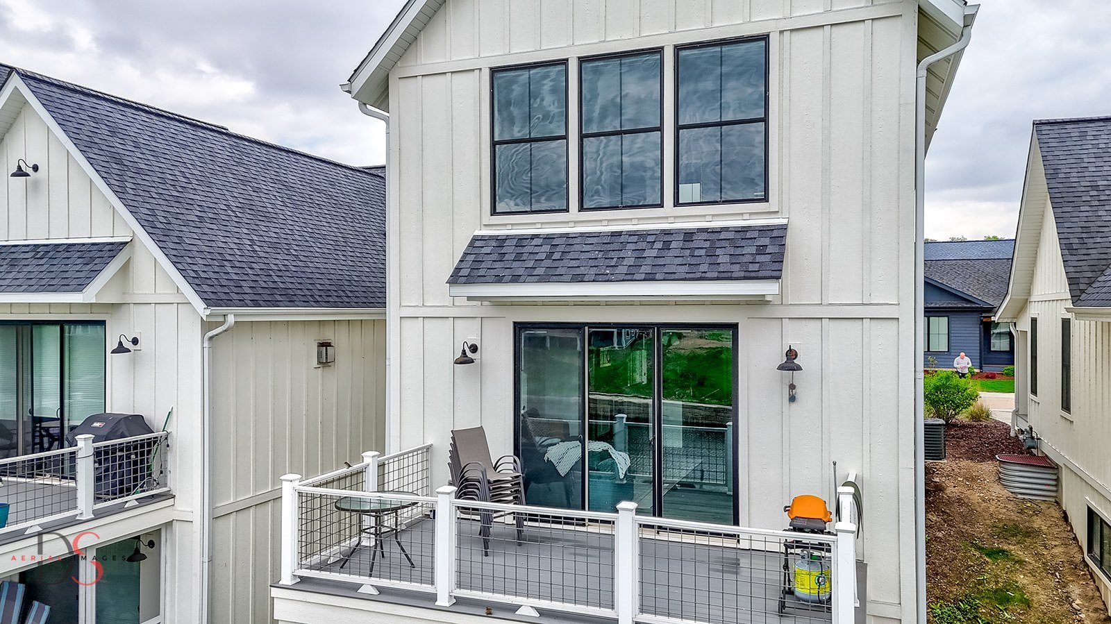 28 Waterside Way Ottawa, IL 61350 - Photo 5 of 29 front view of a house with a balcony