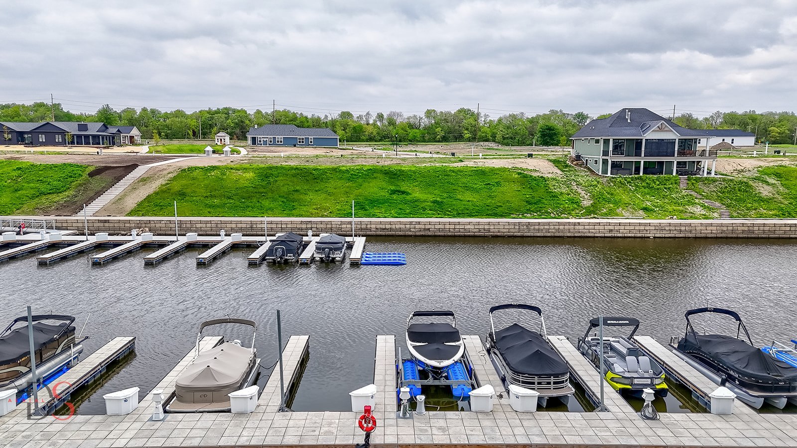 28 Waterside Way Ottawa, IL 61350 - Photo 6 of 29 a front view of a house with garden