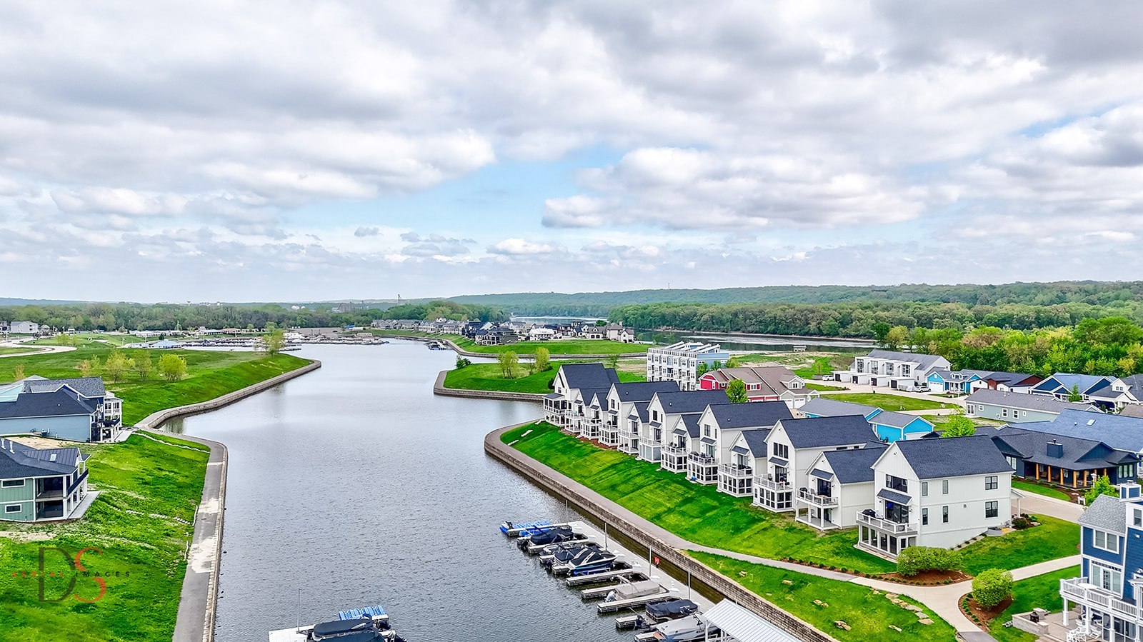 28 Waterside Way Ottawa, IL 61350 - Photo 8 of 29 a view of a city with lawn chairs