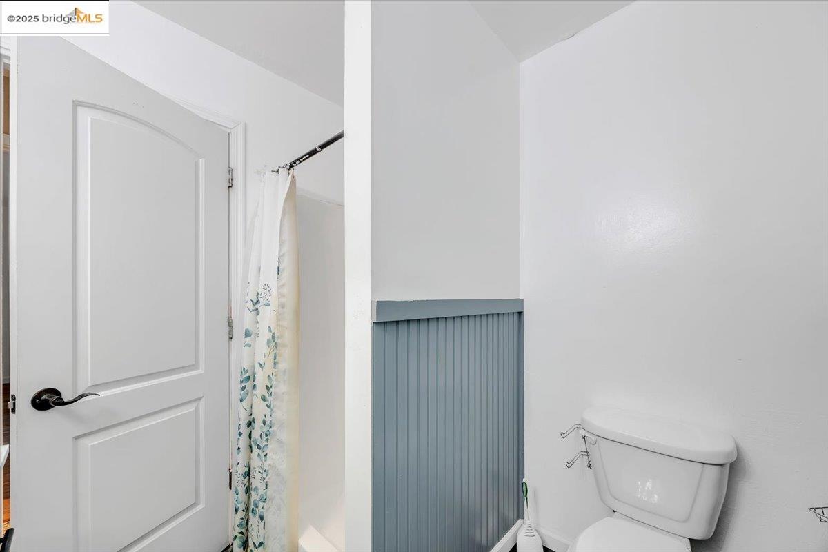 21980 Montgomery Road Sonora, CA 95370 - Photo 19 of 52 Full bath featuring curtained shower and toilet