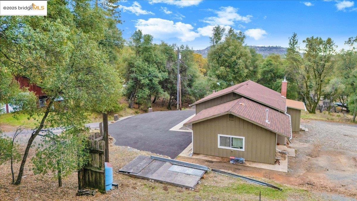 21980 Montgomery Road Sonora, CA 95370 - Photo 36 of 52 a house with trees in the background