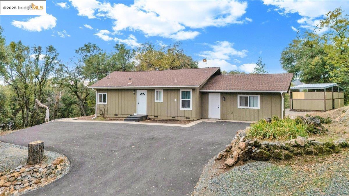 21980 Montgomery Road Sonora, CA 95370 - Photo 49 of 52 a front view of a house with a garden