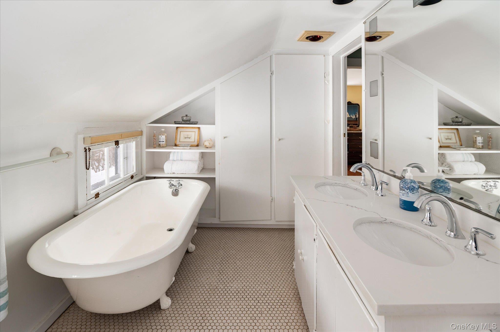 28 Barnes Road Ossining, NY 10562 - Photo 21 of 34 a bathroom with a tub sink and mirror