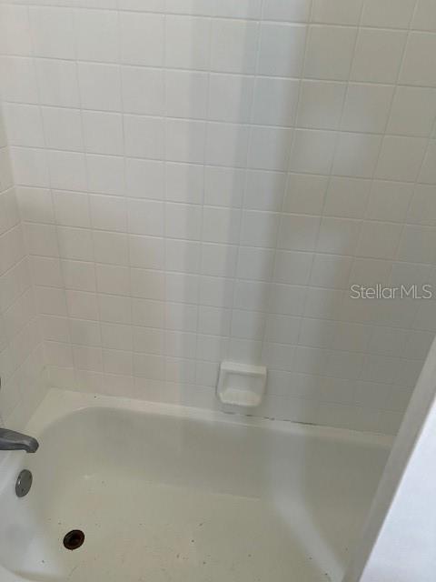 209 Ridge Crest Loop Minneola, FL 34715 - Photo 29 of 33 a bathroom with a white bath tub