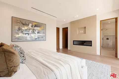 $2,400,000 | 17811 Collins Street, Encino, CA 91316