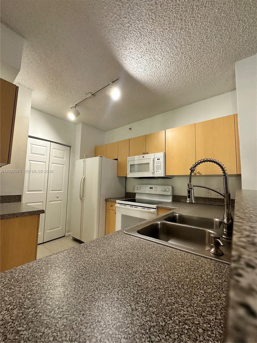 8050 North Nob Hill Road, Unit 102 Tamarac, FL 33321 - Photo 4 of 10