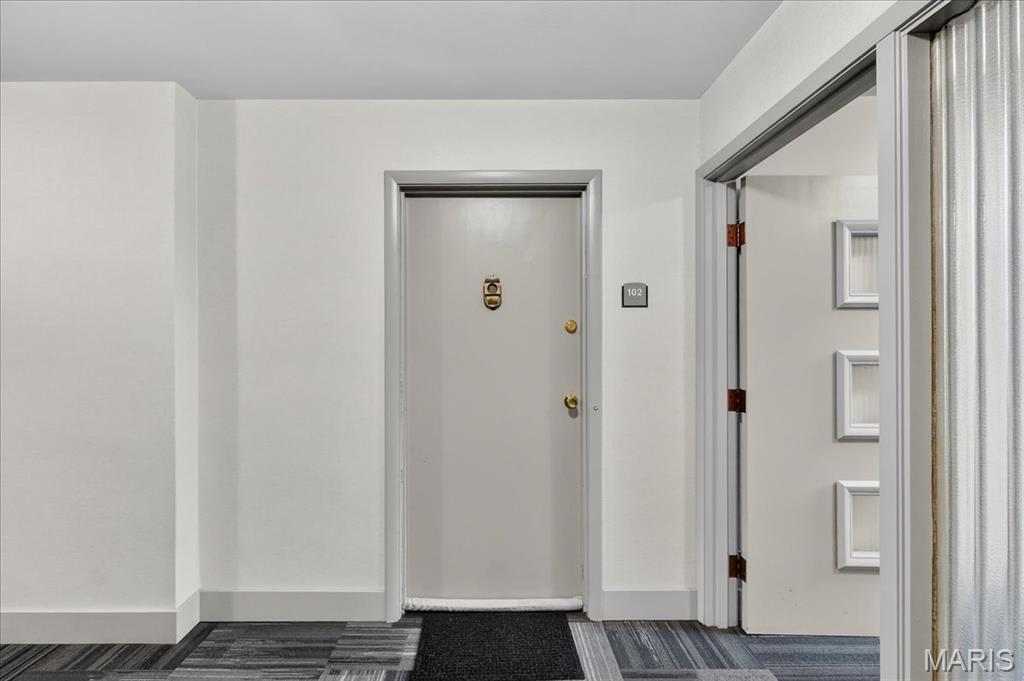 2 Delcrest Court, Unit 102 St. Louis, MO 63124 - Photo 2 of 16