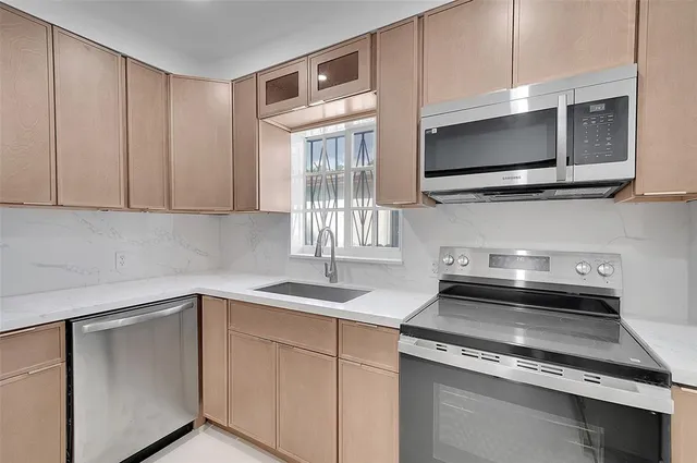 $4,100 | 330 Southwest 48th Avenue, Miami, FL 33134