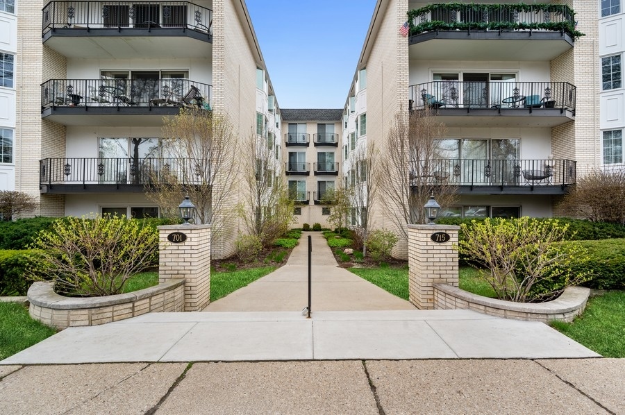 715 Ridge Road, Unit 3C Wilmette, IL 60091 - Photo 1 of 24 a front view of a building with outdoor seating