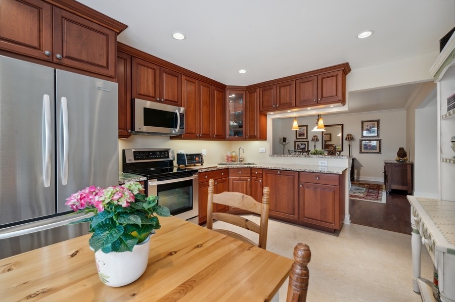 715 Ridge Road, Unit 3C Wilmette, IL 60091 - Photo 14 of 24 a kitchen with sink refrigerator and microwave