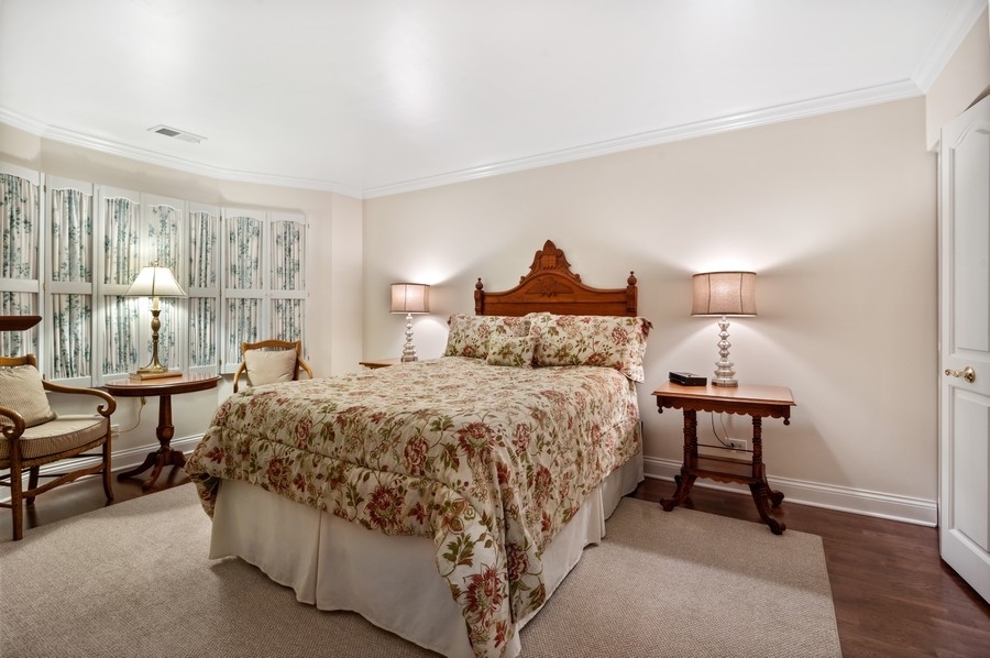 715 Ridge Road, Unit 3C Wilmette, IL 60091 - Photo 16 of 24 a bedroom with a bed and a chandelier